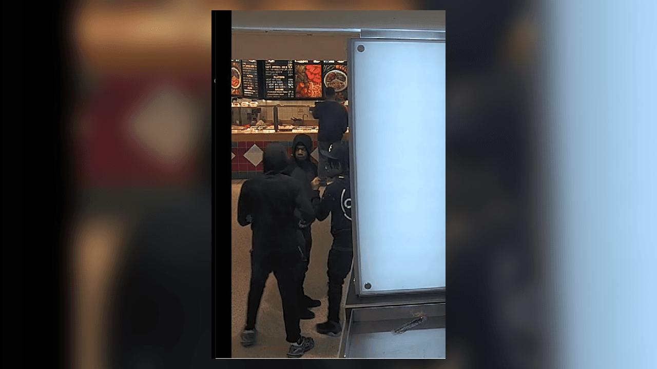 La Policía de Atlanta busca a tres sospechosos de estar involucrados en una pelea por un puesto de estacionamiento que dejó un hombre muerto de bala.