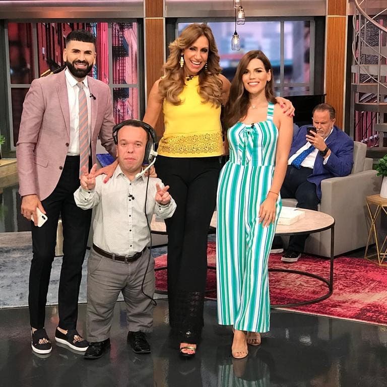 Jomari, Carlitos 'el productor', Lili Estefan y Karina Banda tienen una escenografía de lujo a sus espaldas (que incluía a El Gordo).
