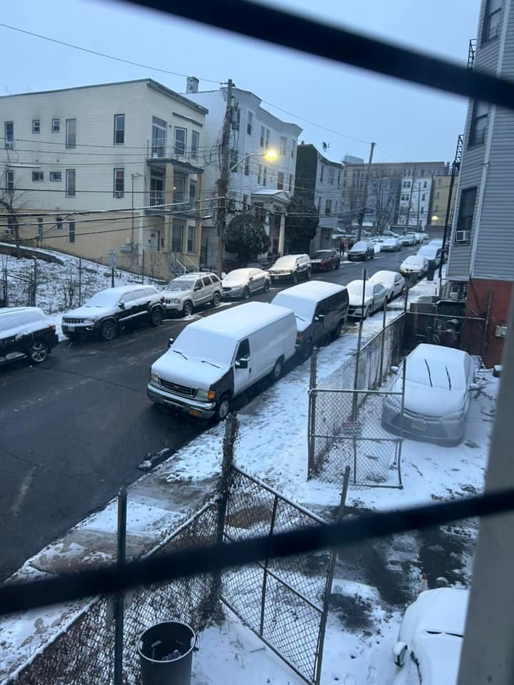 Los usuarios de Univision compartieron la vista de la nieve desde sus apartamentos o casas.