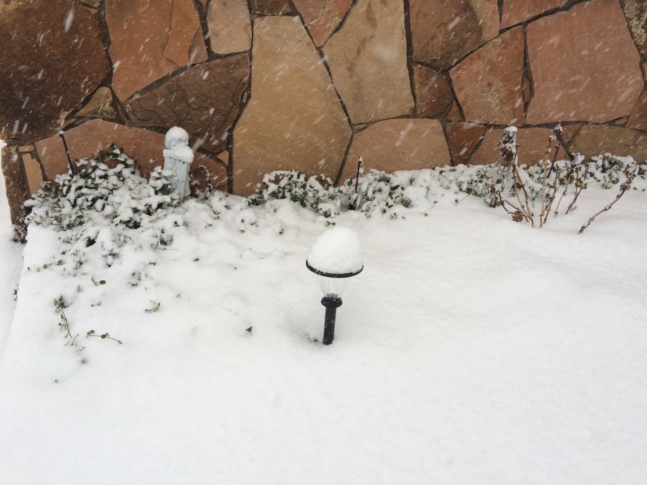 Desde el fin de semana no para de nevar en Flagstaff. El Distrito Escolar de Flagstaff cerró las escuelas el día de hoy debido a la nieve. La Universidad del Norte de Arizona sigue con horario normal. La I-40 está cubierta de nieve y el tráfico está lento debido a la nevada y poca visibilidad.