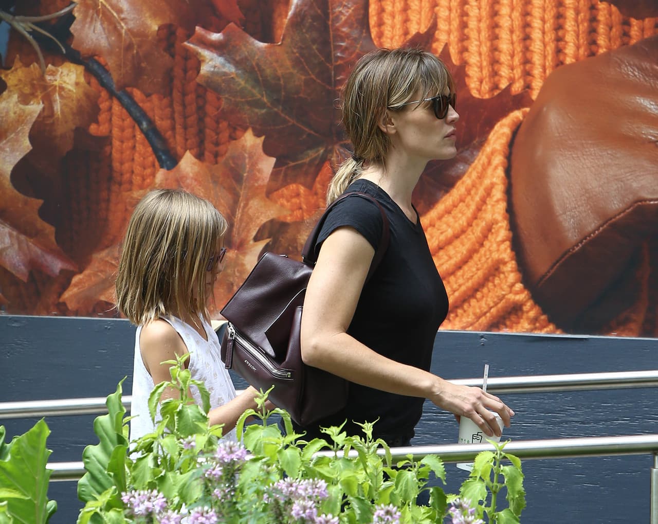 Salió de la residencia con su hija.