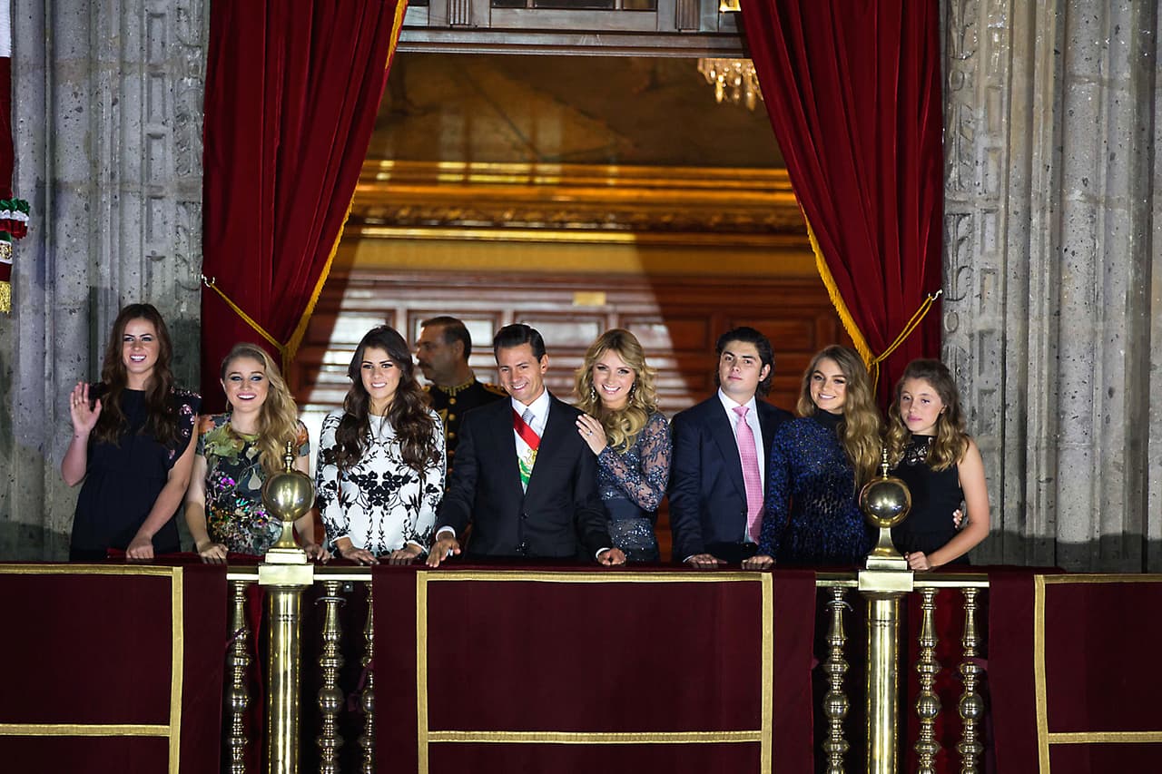 Rivera y Peña Nieto junto a sus respectivos hijos, frente a la multitud reunida en el Zócalo capitalino.