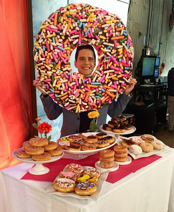 'Despierta América celebrando con ustedes el Día De las Donuts. No es para arruinárselo pero tienen 195 calorías cada una. @despiertaamericatv por @univision', dijo Alejandro. (Junio 5, 2015)