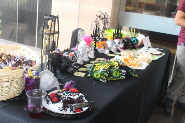 ¡Así es como Univisión Arizona celebra el Halloween!  Dulces, calaveras, disfraces y mucha diversión. 