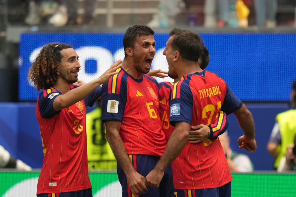 El español Mikel Oyarzabal (derecha) celebra con sus compañeros tras marcar el primer gol del partido contra Austria. (Foto AP/Andre Penner)