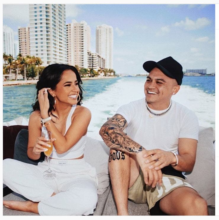 La intérprete de 'Mayores' publicó una foto donde aparecen juntos para felicitarlo: "Feliz cumpleaños a Emilio Sánchez. Un par de vuelos alrededor del mundo y muchos más por recorrer. Muchos más recuerdos y sonrisas como estas. ¡Salud!".
<br>