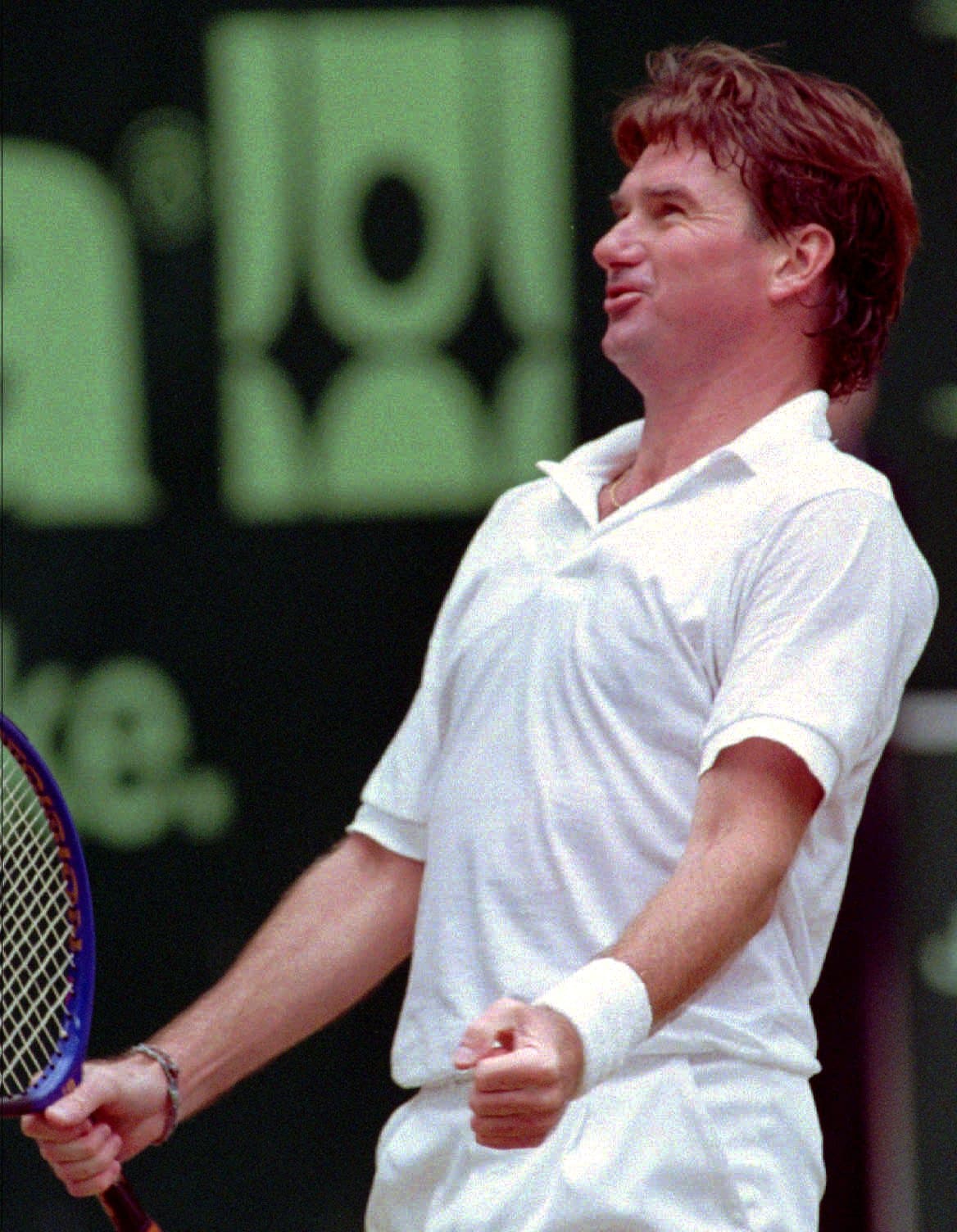 Esto ocurrió cuando derrotó al tenista local Martin Sinner (7-6 y 6-0) pero luego fue eliminado en la ronda de Cuartos de Final ante el suizo Marc Rosset. Al momento de ese triunfo en Halle, Connors tenía 42 años.