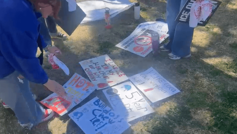 Las consignas eran las mismas: el
<b> rechazo a las operaciones de ICE y refrendar apoyo a la comunidad de Minneapolis</b>, que ha realizado protestas similares por los hechos recientes.