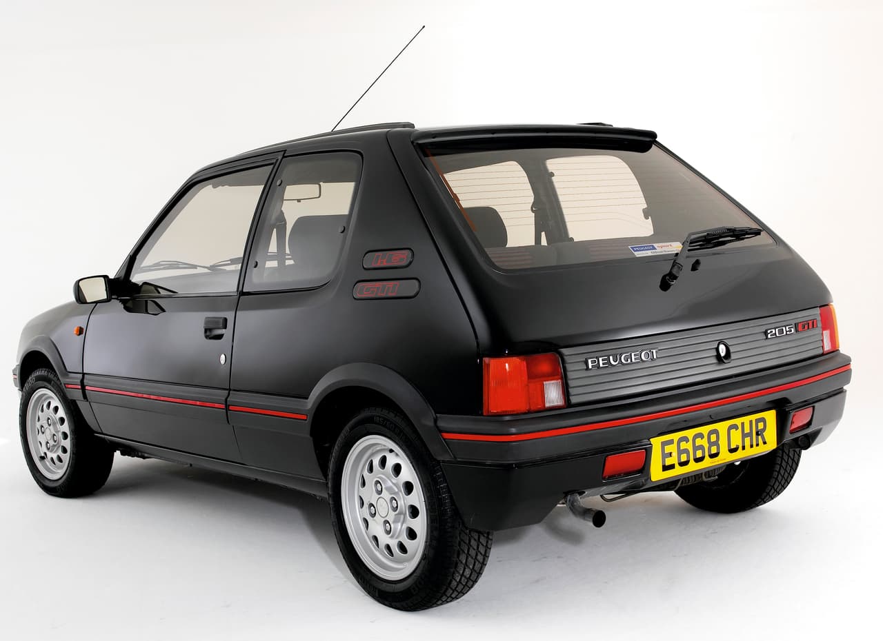 En el mencionado libro se cuenta también que el primer auto que compró James Rodríguez fue un 
<b>Peugeot 205</b>, un 
<i>hatchback</i> que produjo el fabricante francés entre 1983 y 1998. El futbolista conducía este auto durante su participación en el fútbol argentino entre los años 2008 y 2010, antes de partir hacia la Liga de Portugal. En la imagen vemos el 
<b>Peugeot 205</b> del año 1987, el cual disponía de un motor de 1.6 litros.