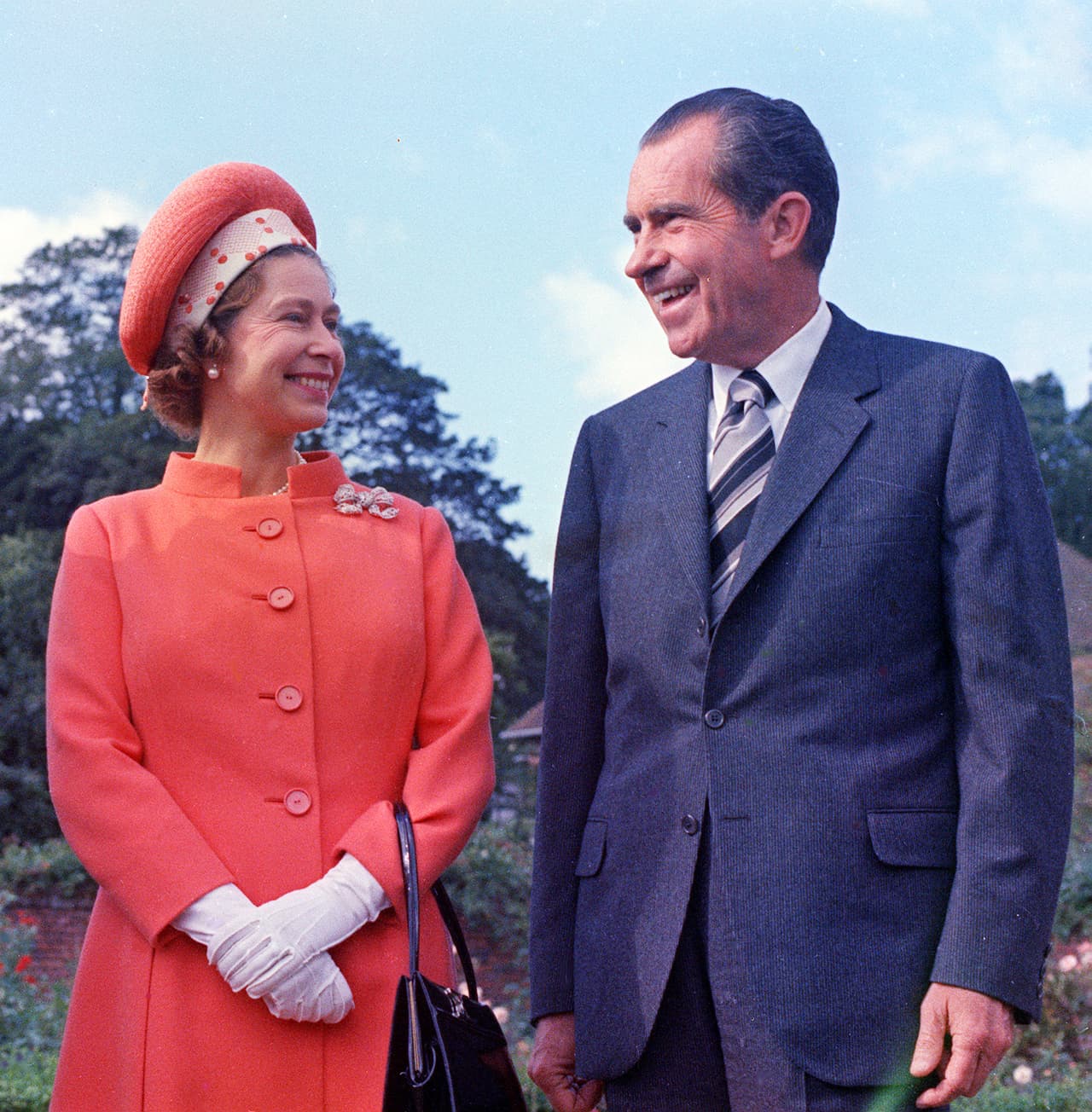 El presidente Richard Nixon tuvo la oportunidad de comer con Isabel II y el duque de Edimburgo en febrero de 1969. Fue en el Palacio de Buckingham, pero aquella no era la primera vez que ambos se encontraban. Ya habían coincidido anteriormente, cuando el mandatario estadounidense era vicepresidente de Dwight D.
<b> </b>Eisenhower.