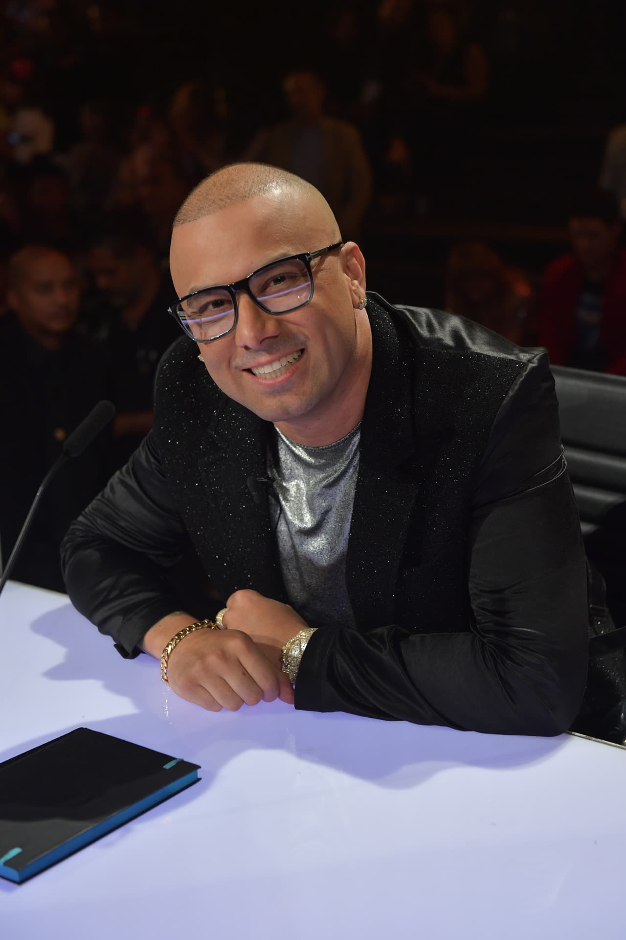 Wisin listo para presenciar el nacimiento de la nueva banda juvenil.
