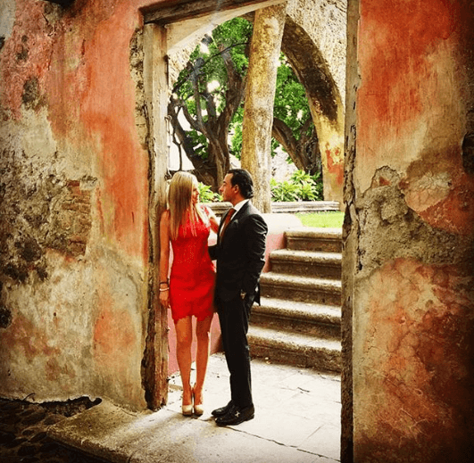 "¿Qué tal si compartimos más años juntos en esta vida? Porque compartiremos la eternidad, ¡eso ya es seguro! ¡Te amo, hermosa!", publicó el también actor junto a esta postal.