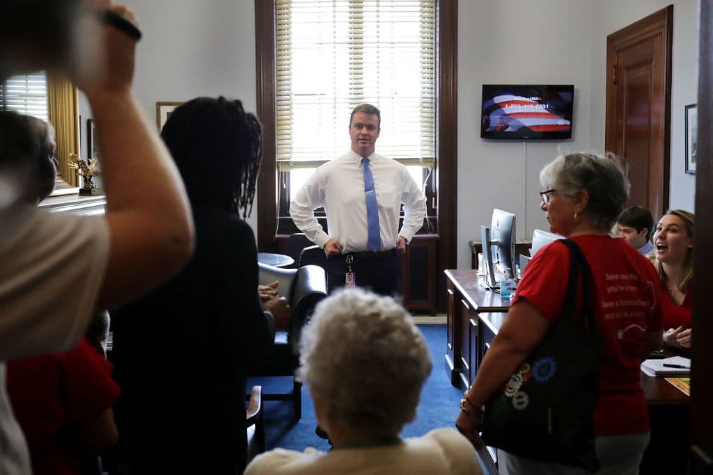 Los arrestos no han amilanado a quienes exigen que frenen los importantes recortes que plantea el proyecto de salud del Senado a 
<a href="http://www.univision.com/noticias/medicaid/las-consecuencias-devastadoras-que-sufrira-medicaid-si-el-senado-aprueba-cambios-a-obamacare">Medicaid</a>. El lunes, manifestantes llegaron hasta la oficina del senador Ted Cruz, quien redactó una enmienda que permite que las aseguradoras ofrezcan planes de salud menos generosos, uno de los cambios más llamativos que se incorporaron en la 
<a href="http://www.univision.com/noticias/obamacare/republicanos-dan-a-conocer-nueva-version-de-la-ley-de-salud-en-el-senado">nueva versión</a> presentada este martes en un intento por obtener los votos necesarios.