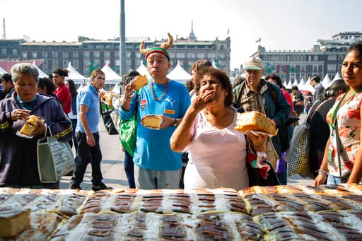 La mañana de este sábado en la Ciudad de México los paseantes del zócalo fueron invitados a comer un trozo de la rosca gigante que se partió como cada año. 
<br>
