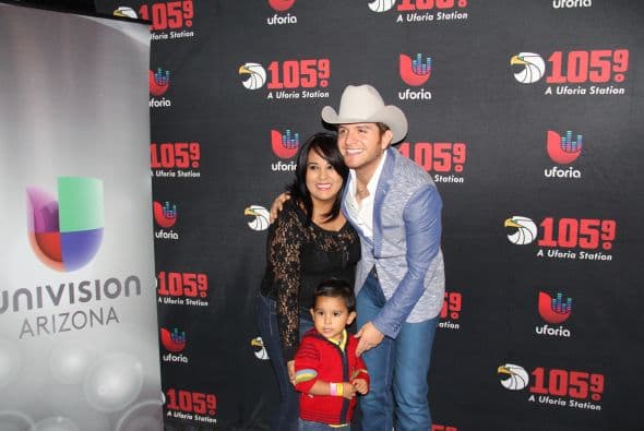 El Dasa no solo deleitó a sus fans con su voz y carisma, también compartió con ellos tomándose fotos antes del concierto. 