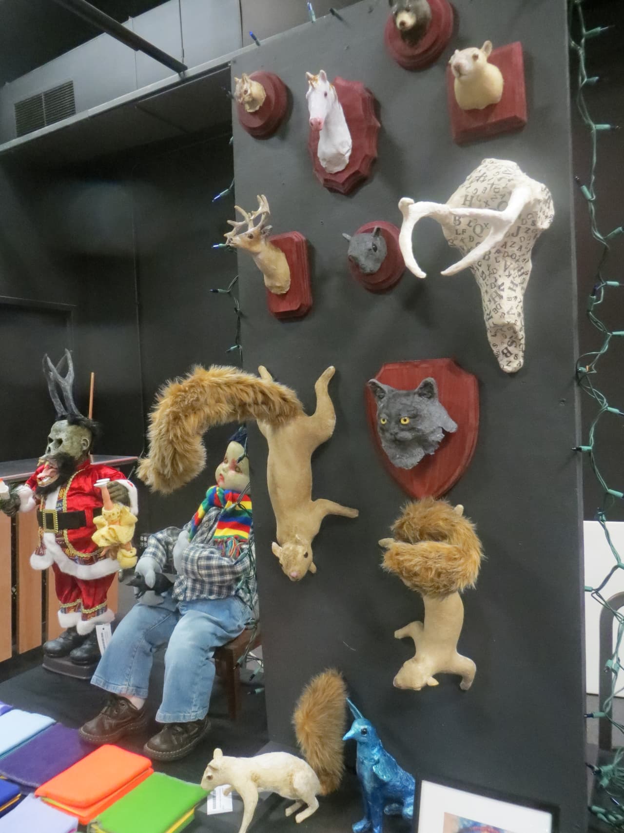 Las creaciones son hechas por estudiantes de la universidad y el rango de precios está entre los $20 a los $50 dólares.