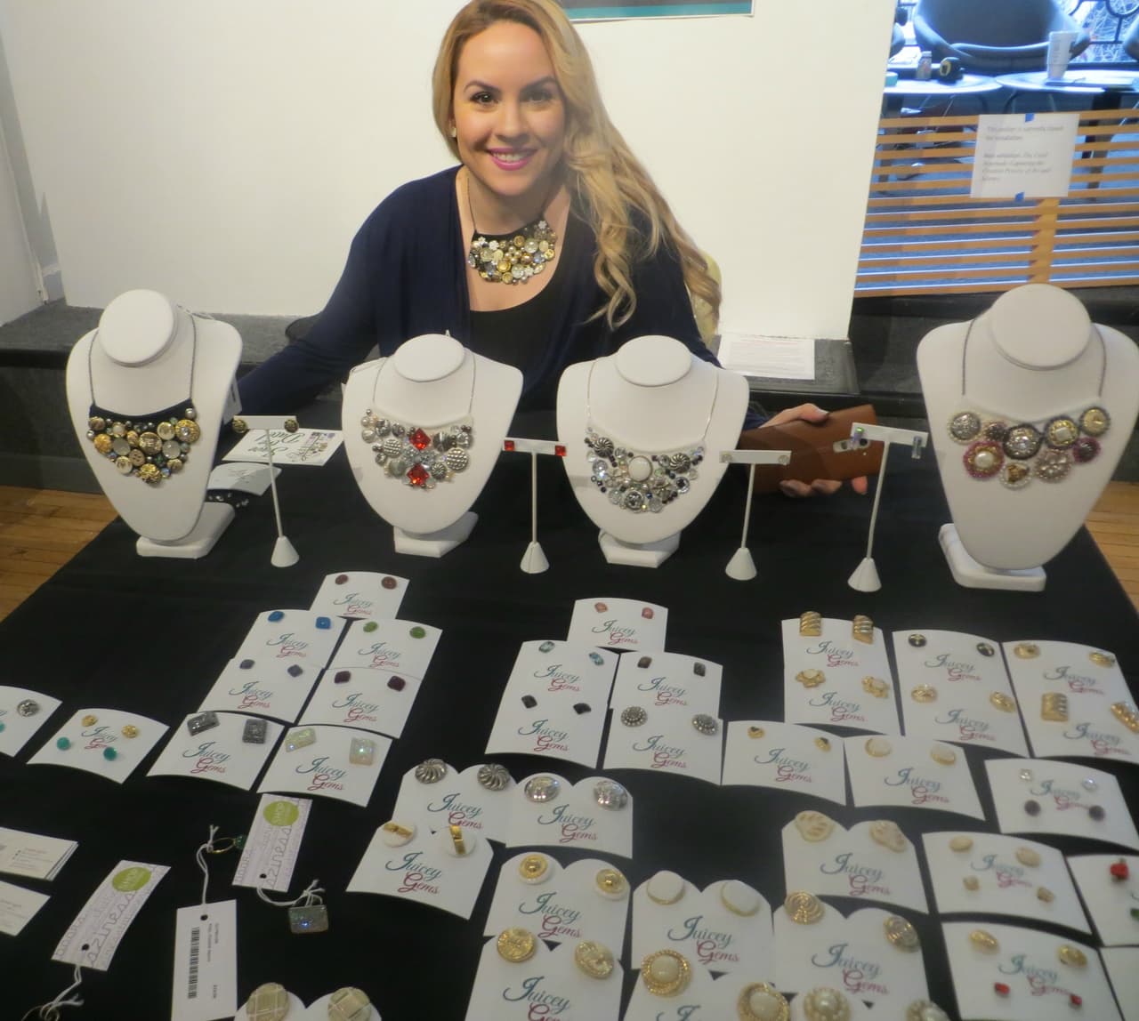 Entre otros objetos como joyería y velas aromáticas.