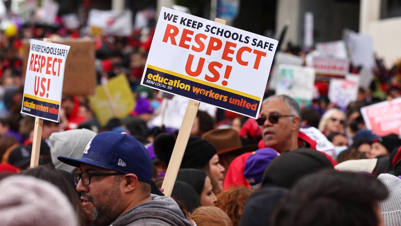 "Aunque no haya acuerdo, mañana regresamos a las escuelas": Se cumplen los tres días de huelga de empleados de LAUSD    