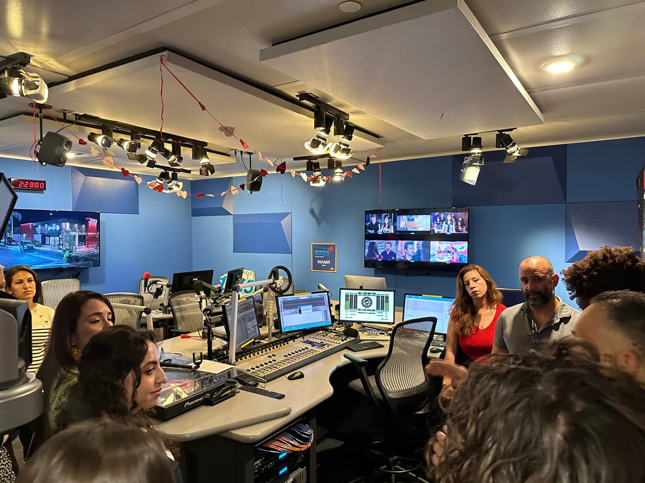 Participantes e las cabinas de audio y edición en tour por las oficinas de TelevisaUnivision