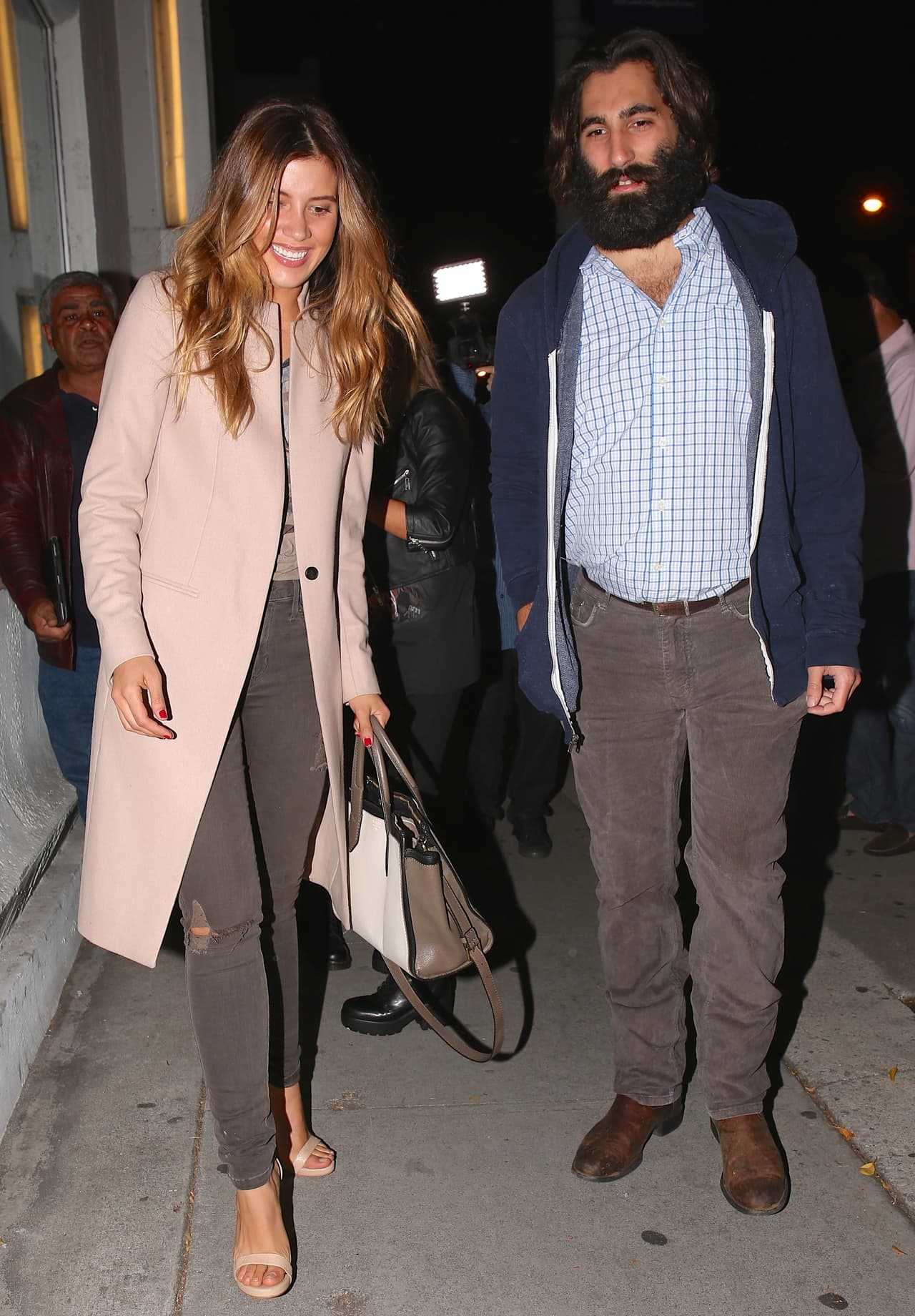 Un misterioso y barbudo nuevo amigo para Michelle. ¿Será su novio?