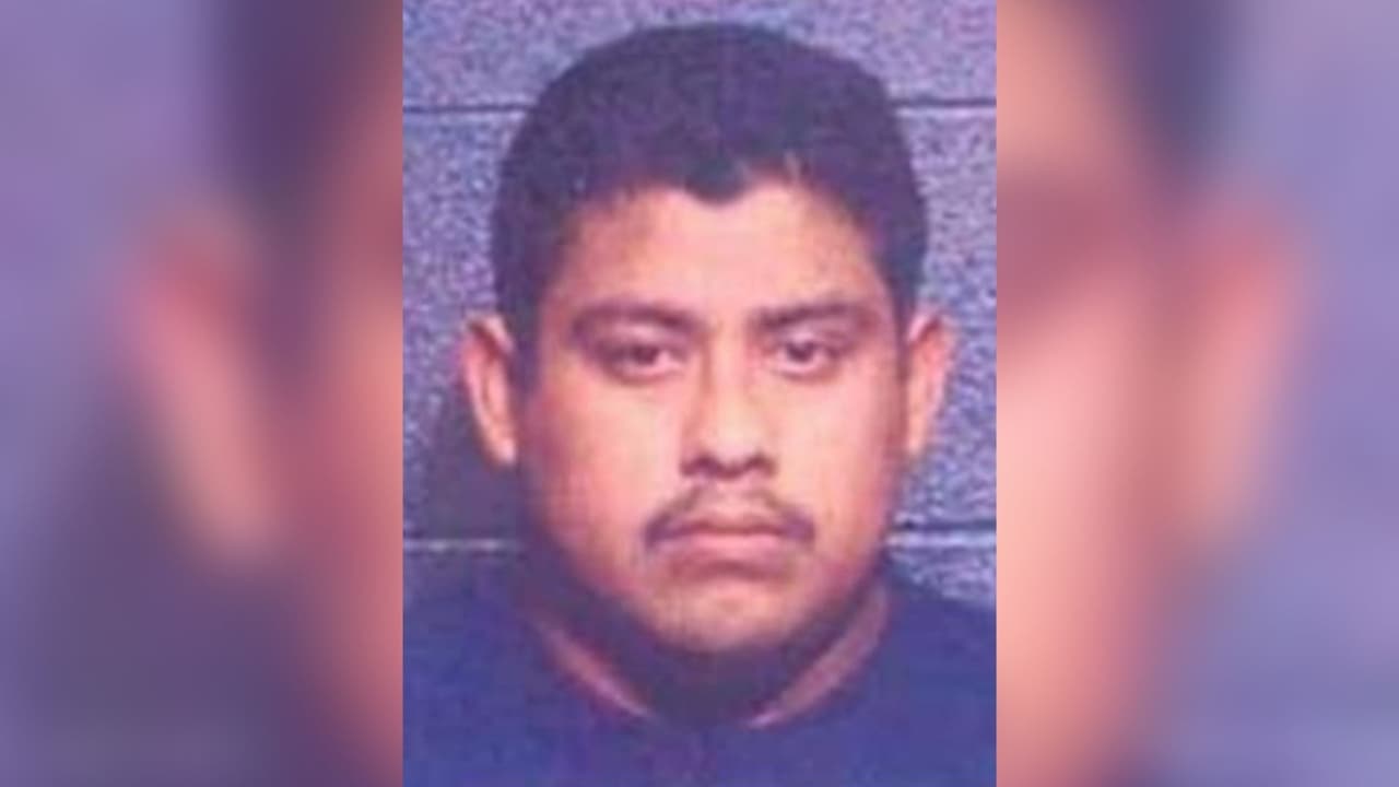 <b>Oscar D. Vega, también conocido por "Moreno".</b> Vega puede estar en compañía de su esposa e hijo. 
<b>Es otro de los fugitivos de la investigación por el tráfico ilegal de drogas y lavado de <a href="https://www.univision.com/local/chicago-wgbo/irs-lanza-nueva-herramienta-facilita-actualizar-direcciones-postales-familias-reciben-child-tax-credit">dinero</a>. </b>El sujeto tiene cabello negro, ojos marrones, una estatura de 5'5'' y de 175 libras.