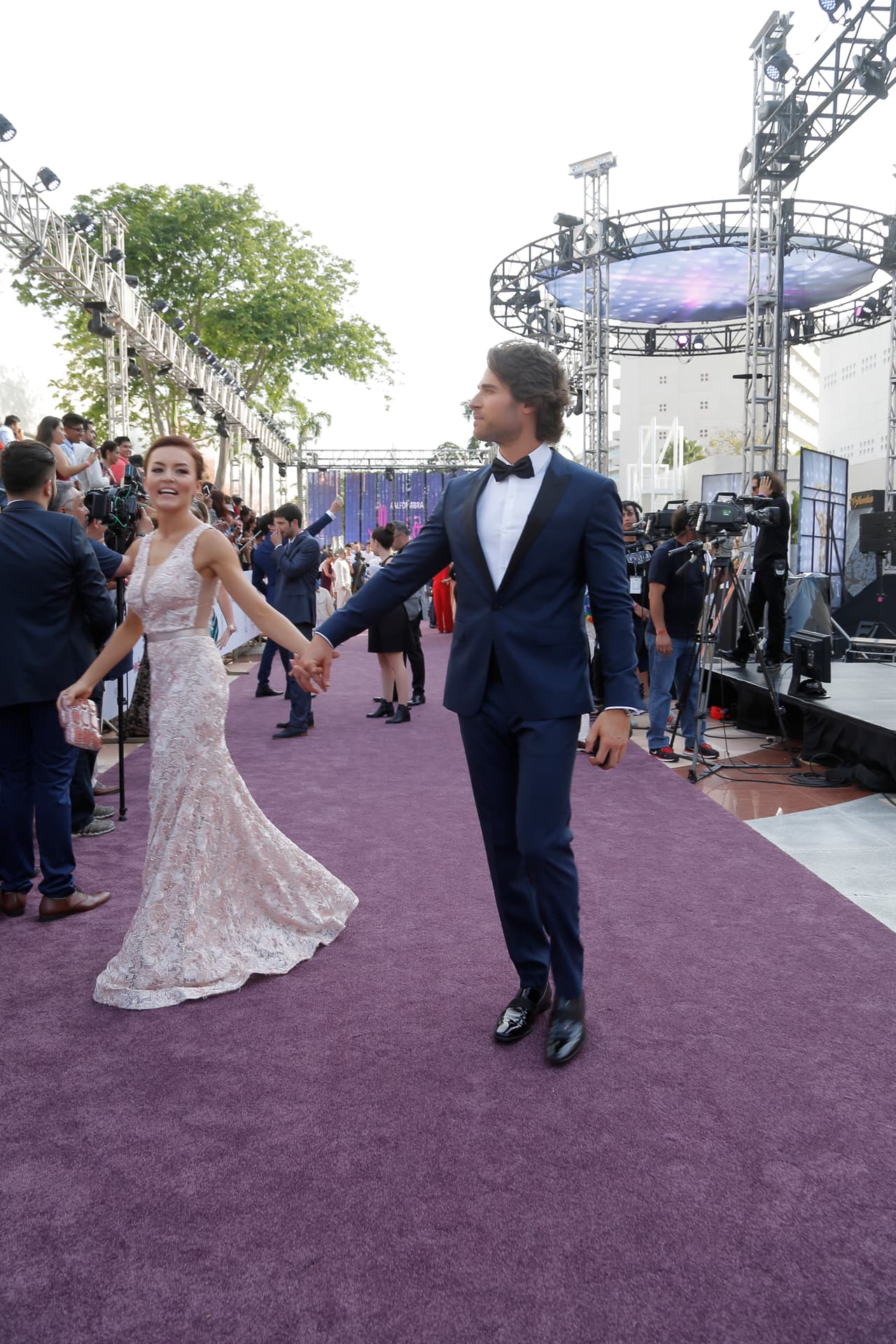 Nunca se soltaron de la mano como buenos enamorados.