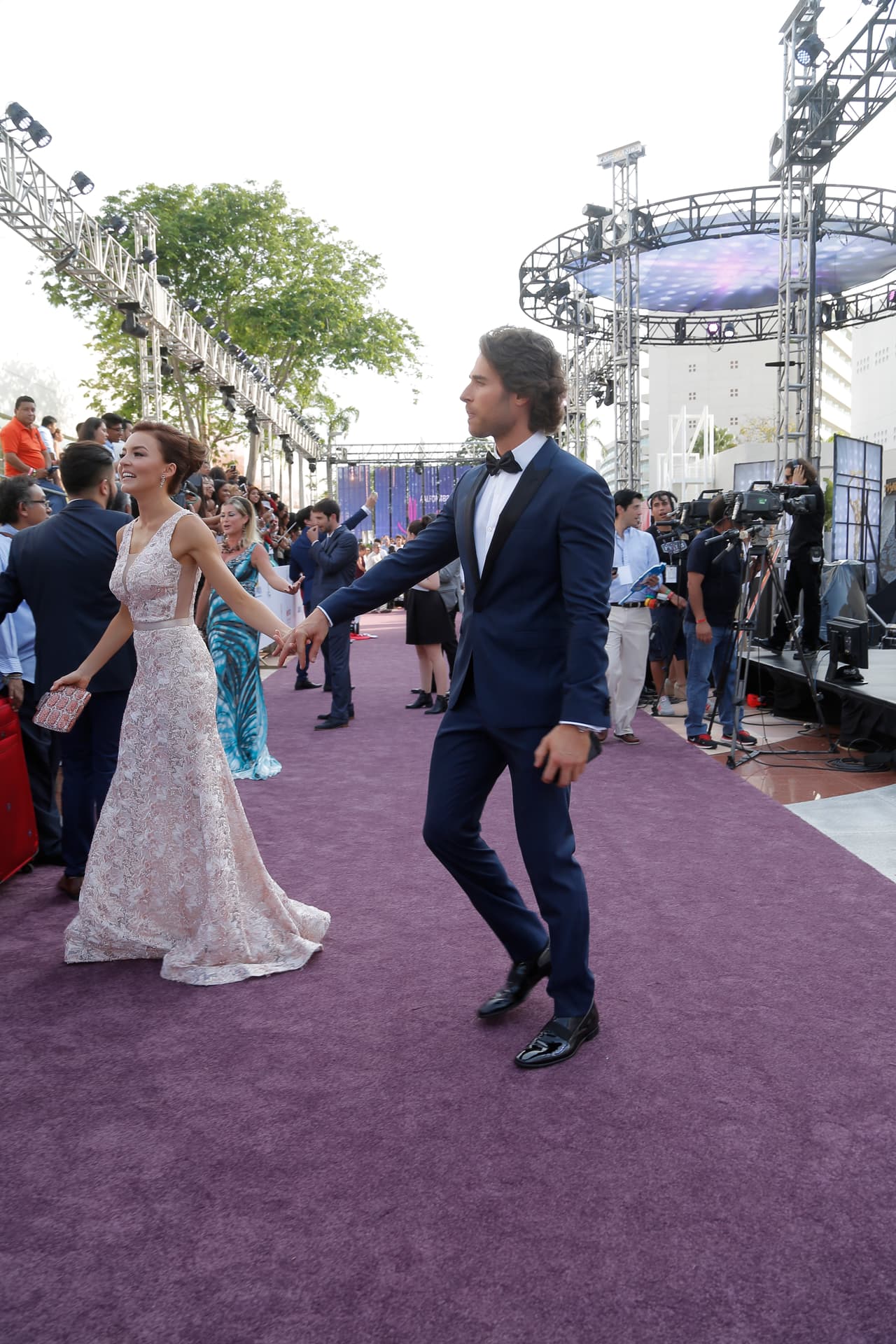 No perdieron la costumbre de saludar a sus fans.