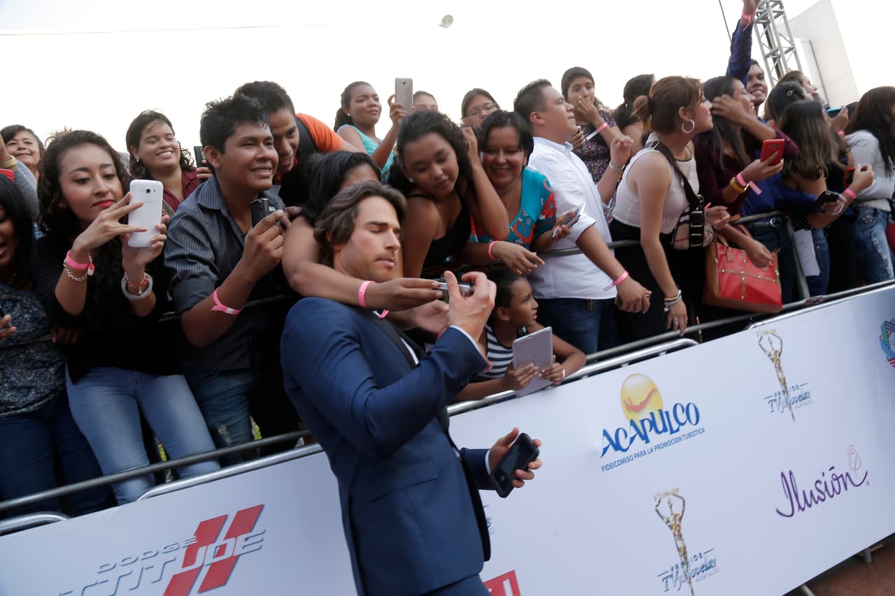 Sebastián recibió varios apapachos de sus admiradoras.