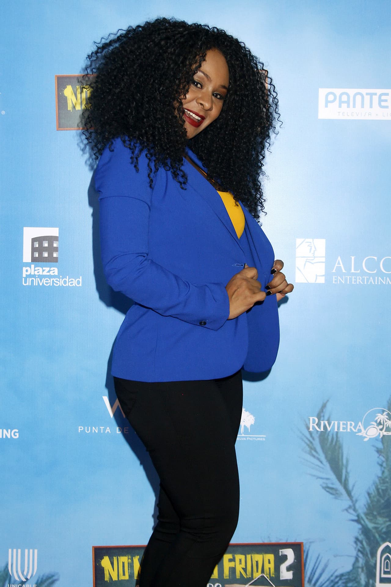 "De niña sí, 
<b>por mi color</b>. No estábamos tan de moda, no éramos nosotros tan, tan, tan de moda, como ahora se siente, tan natural", dijo la también hermana de 
<b>Kalimba</b>.