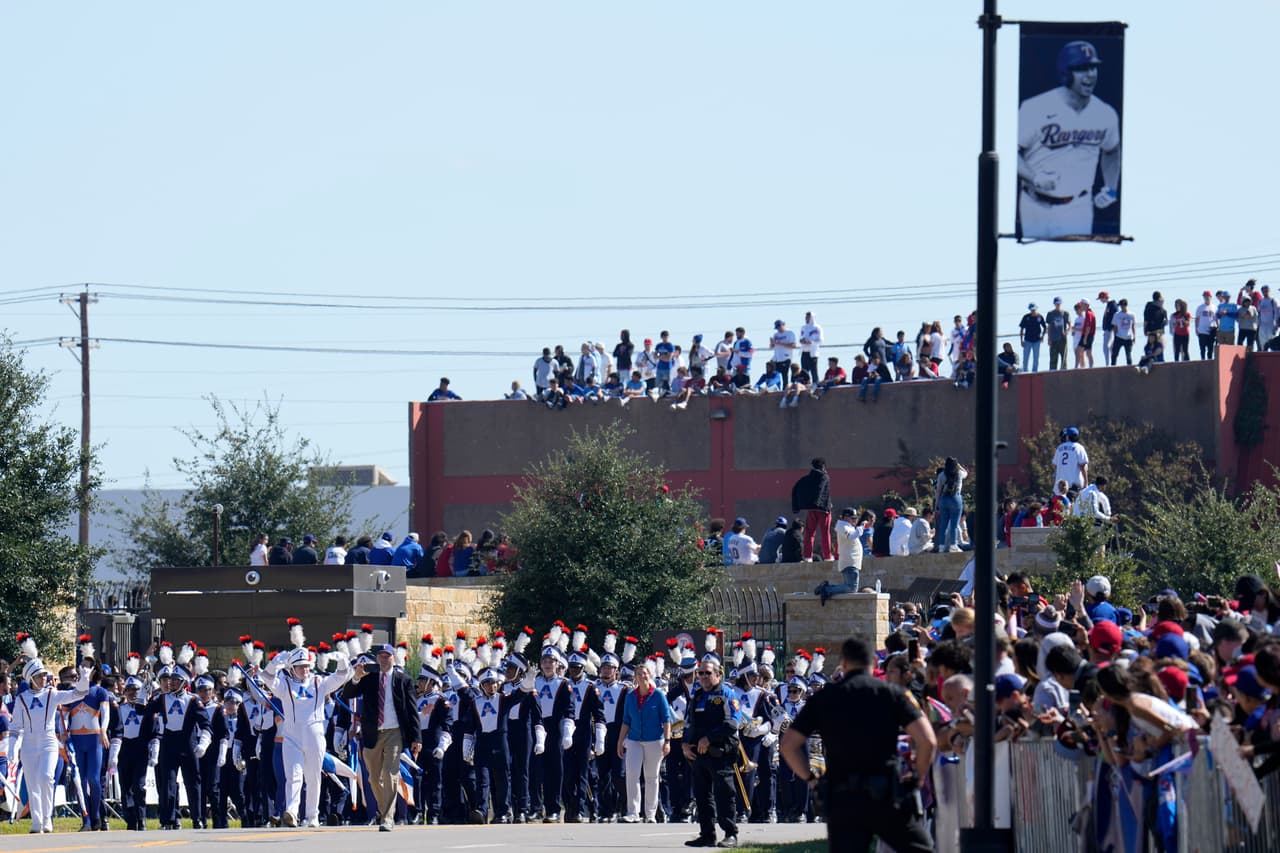 La banda musical de la Universidad de Texas en Arlington también participó en el desfile y arriba en los techos miles de aficionados.