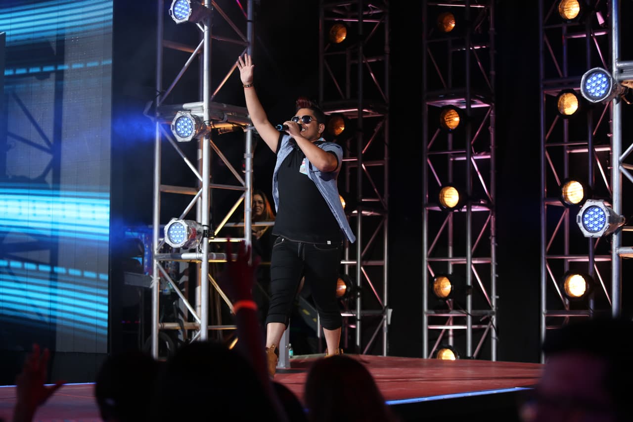 Se llevó un SÍ de parte de cada uno de los jueces, le dijeron que debe trabajar en su imagen y alabaron su conexión con el público.