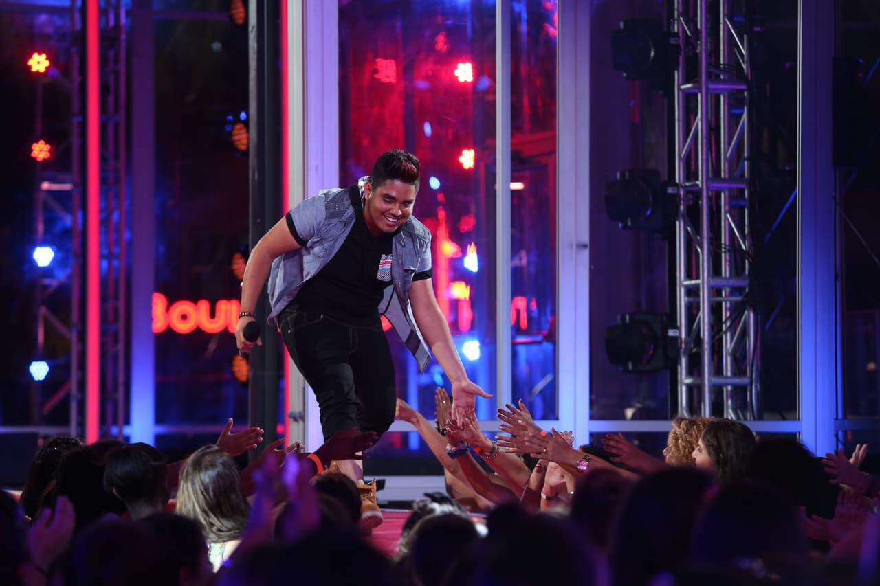 Se llevó un SÍ de parte de cada uno de los jueces, le dijeron que debe trabajar en su imagen y alabaron su conexión con el público.