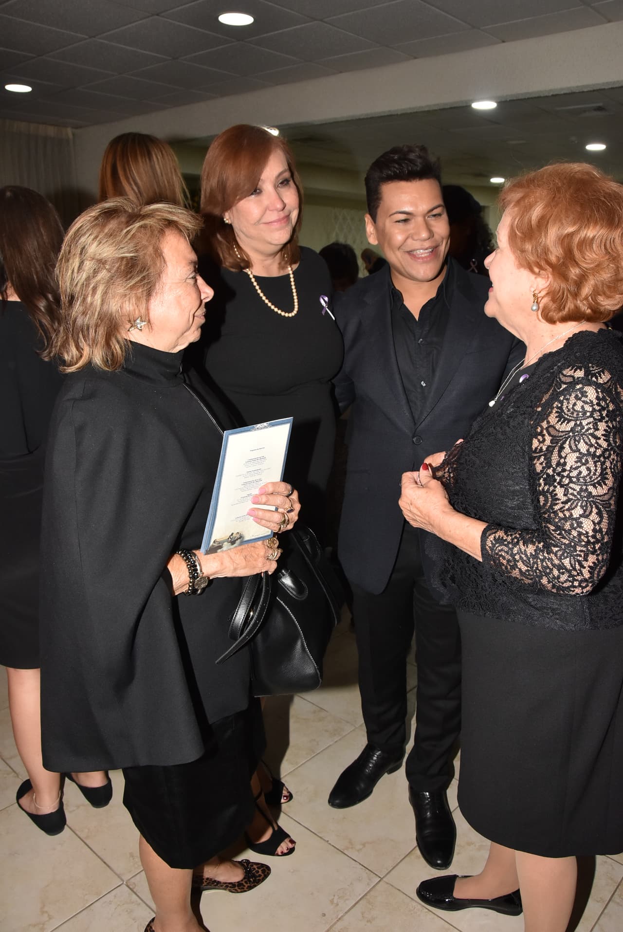 Entre los asistentes al funeral de 
<b><a href="https://www.univision.com/radio/la-gozadera-show-new-york/fue-mi-maestro-espiritual-el-nino-prodigio-catalogo-a-walter-mercado-como-su-inspiracion-video">Walter Mercado estuvo El Niño Prodigio</a></b>, quien en vida le manifestó su admiración.