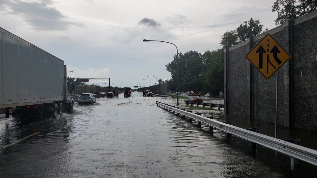 Tormentas severas traen inundaciones peligrosas a la región, varias carreteras cerradas 