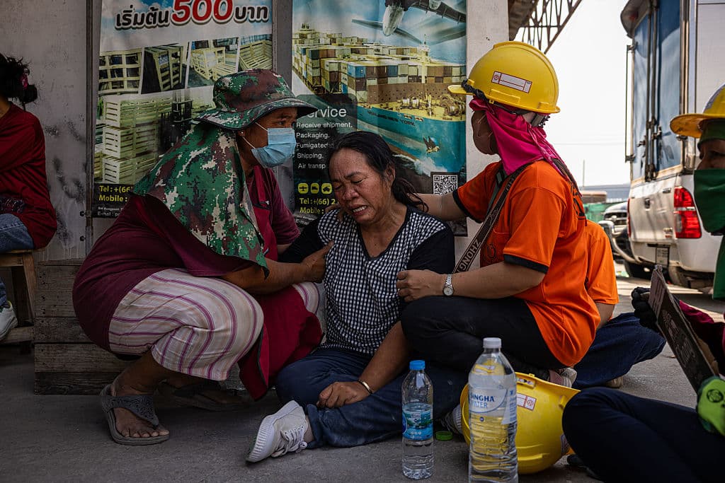 Imagen de vecinos de un edificio derrumbado cerca del mercado Chatuchak, en Bangkok. (Photo by Lauren DeCicca/Getty Images)