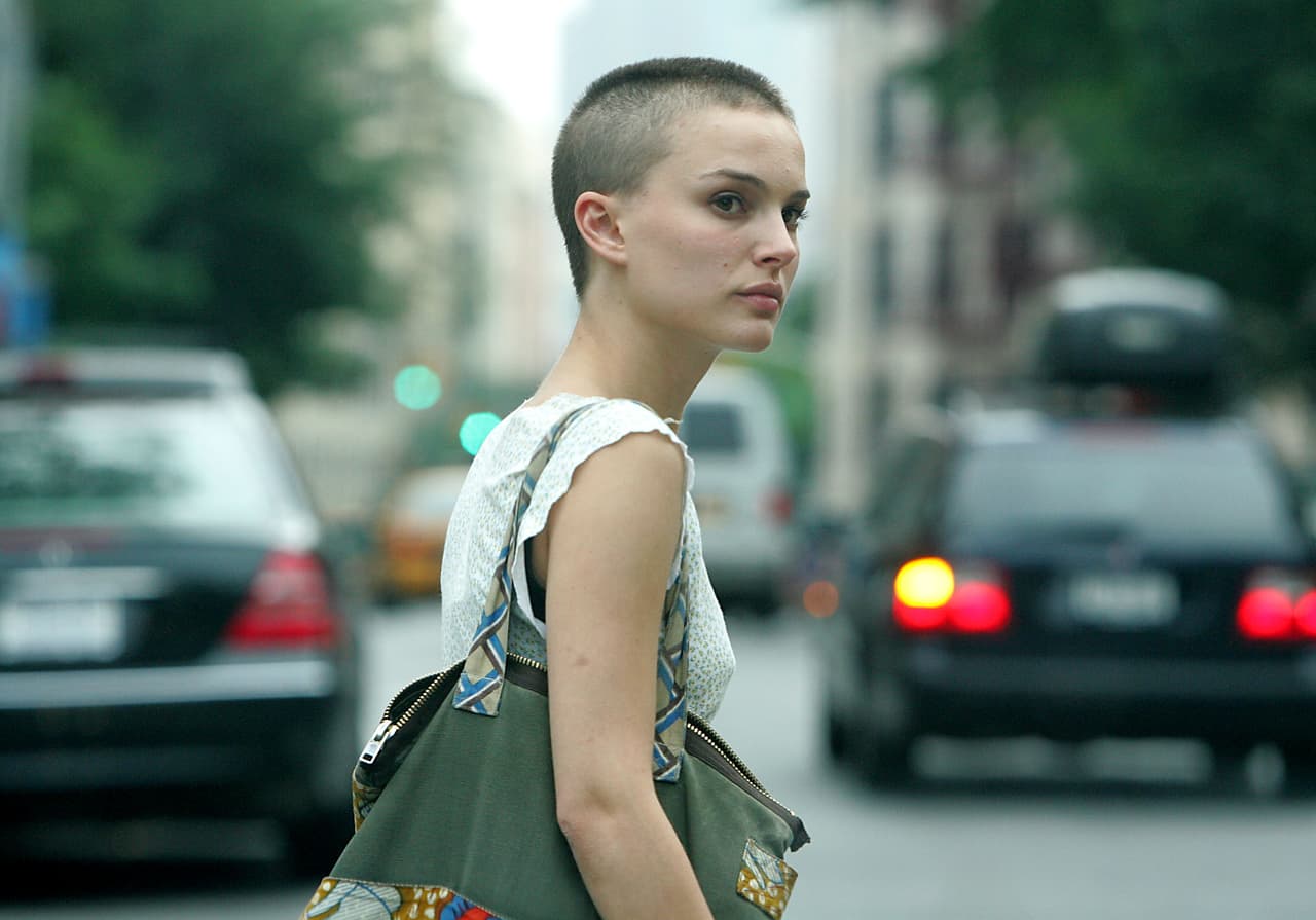 Para darle vida al personaje de 'Evey Hammond' en la cinta 'V de Vendetta', la actriz Natalie Portman debió ser rapada.