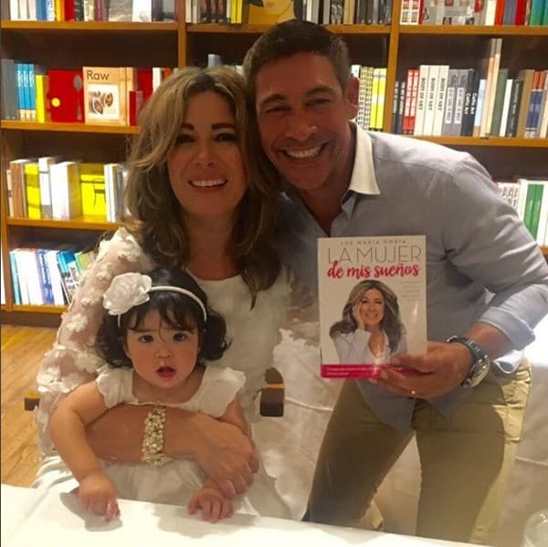 Johnny Lozada: "Más que feliz con mi libro autografiado, #lamujerdemissueños" (Agosto 21, 2016)