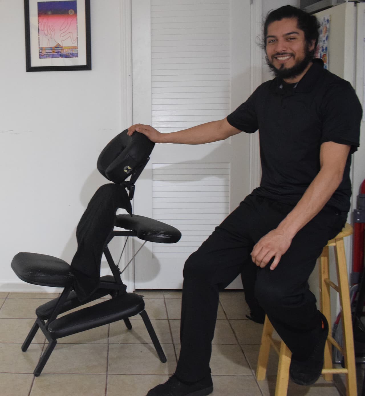 Miguel Hernández ofrece masajes
<br>