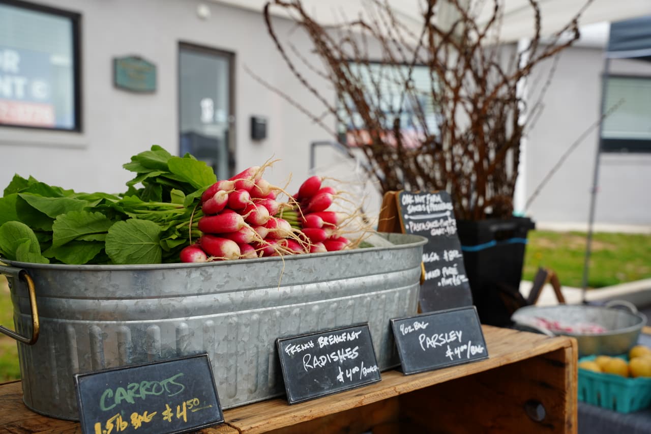 De 25 a 30 
<b>agricultores, artesanos de alimentos, artistas y fabricantes locales, </b>que ofrecen de todo, desde productos frescos de granja y carnes criadas en pastos hasta productos horneados, regalos hechos a mano, café en lotes pequeños y bocadillos para llevar.