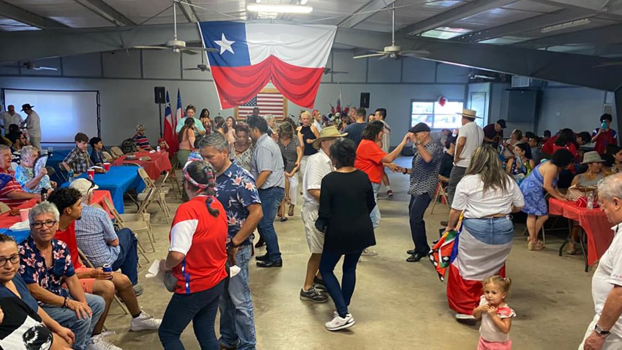 Imágenes del reencuetro del año pasado en la misma fiesta. Este fu el detonante para que Tyler y su familia fundaran "Connecting Roots". Las imágenes han salido en Alemania, Francia, Inglaterra, España, Tailandia, Australia, Chile y USA.