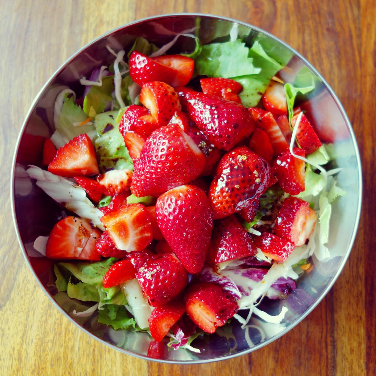 <b>La vitamina A no puede faltar en tu dieta: </b>Las fresas y las zanahorias, así como las calabazas y los pimientos, son un ejemplo de alimentos que contienen vitamina A. El hierro, calcio y yodo también es indispensable y lo puedes encontrar en las legumbres.