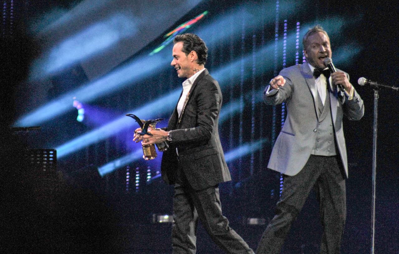 “No hay ningún lugar del mundo que se sienta como estar en Viña”, expresó el salsero de 50 años, que regresó a la Quinta Vergara tras siete años de ausencia, haciendo que el público estallara en aplausos.