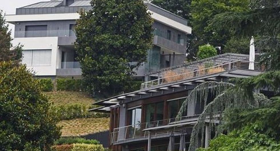 <b>Cristiano Ronaldo</b>
<br>Es difícil no mencionar su nueva residencia en Turín, pues se encuentra ubicada en la parte más rica de la ciudad, aunque el costo no ha sido revelado, las casas en esa zona llegan hasta los 3 millones de euros. Son dos casas conectadas entre sí y conservan un estilo moderno y vanguardista.