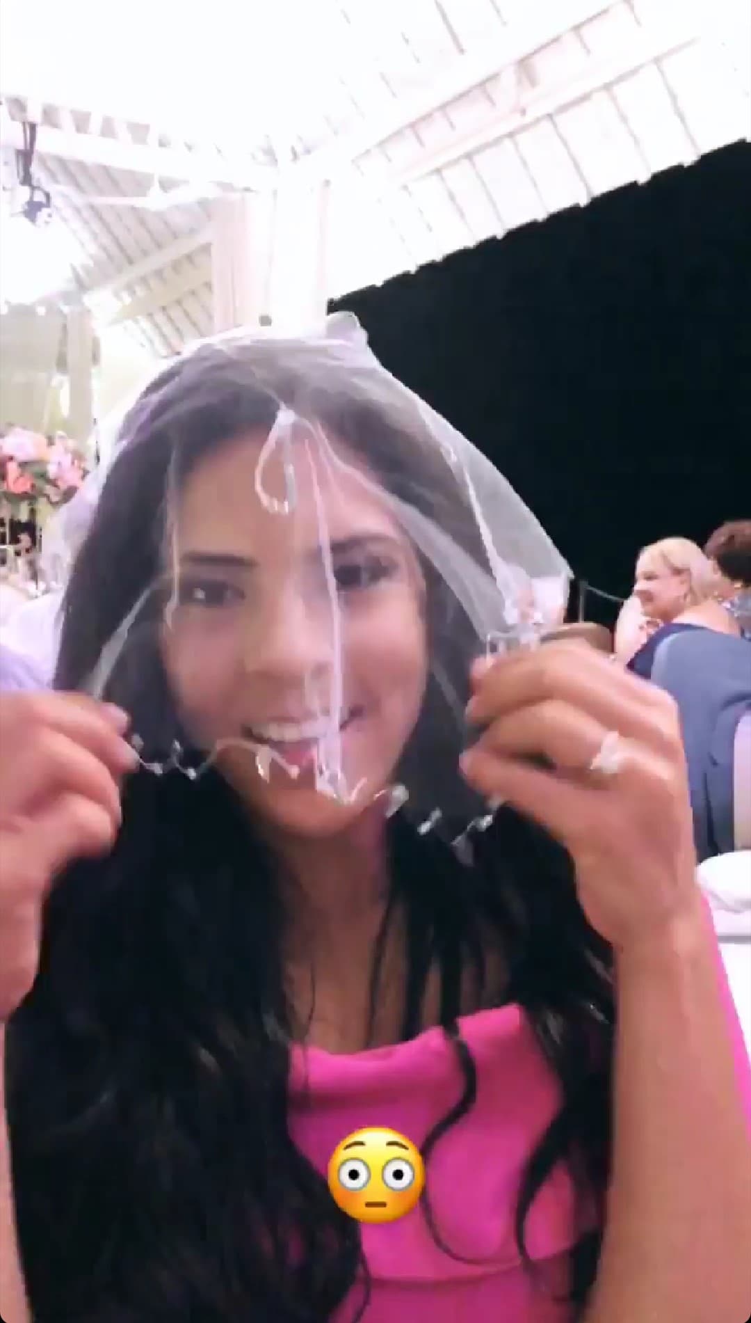 El prometido de Francisca publicó en sus historias de Instagram esta foto en la que Francisca juega con un velo de novia, ¿será que el evento al que asistió este fin de semana tiene algo que ver con su próximo casamiento?
<br>