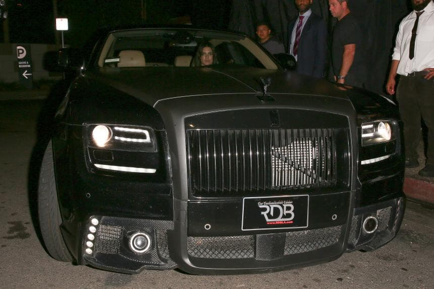 <h3 class="cms-h3-H3">Kendall Jenner - Rolls Royce Wraith</h3>
<br>
<br>Kendall Jenner, la súpermodelo de la familia, es la dueña de este imponente Rolls-Royce Wraith (como el de su hermana Khloe y también el de 
<a href="http://www.univision.com/noticias/autos-y-famosos/las-increibles-maquinas-de-gianluca-vacchi-fotos" target="_blank">Gianlucca Vacchi</a>) modelo 2017 que le fue obsequiado a Kendall Jenner por el millonario turco-alemán Saygin Yalcin en noviembre de 2016 como regalo de cumpleaños. 
<br>
<br>El Rolls-Royce Wraith tiene un precio inicial de 315,700 dólares y está motorizado por el mismo motor V12 de 624 caballos de fuerza que motoriza al sedán Ghost en cuya mecánica está basado.