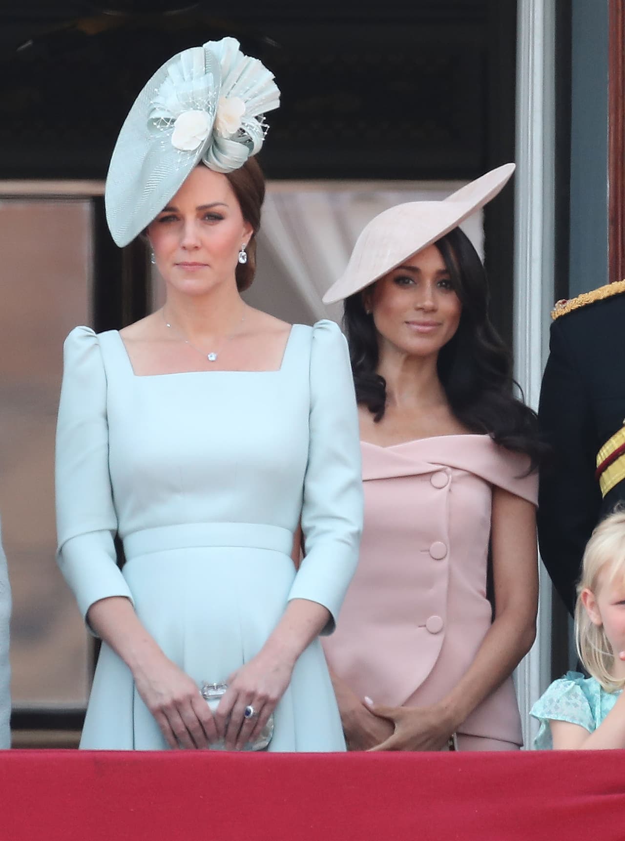 A diferencia de Meghan, Kate se ha apegado más al estilo tradicional pues siempre ha usado mangas por debajo del codo desde su aparición en eventos públicos desde el 2011, de acuerdo con la revista
<b><a href="http://https://people.com/royals/meghan-markle-breaks-protocol-dress-trooping-the-colour/">People</a></b>.