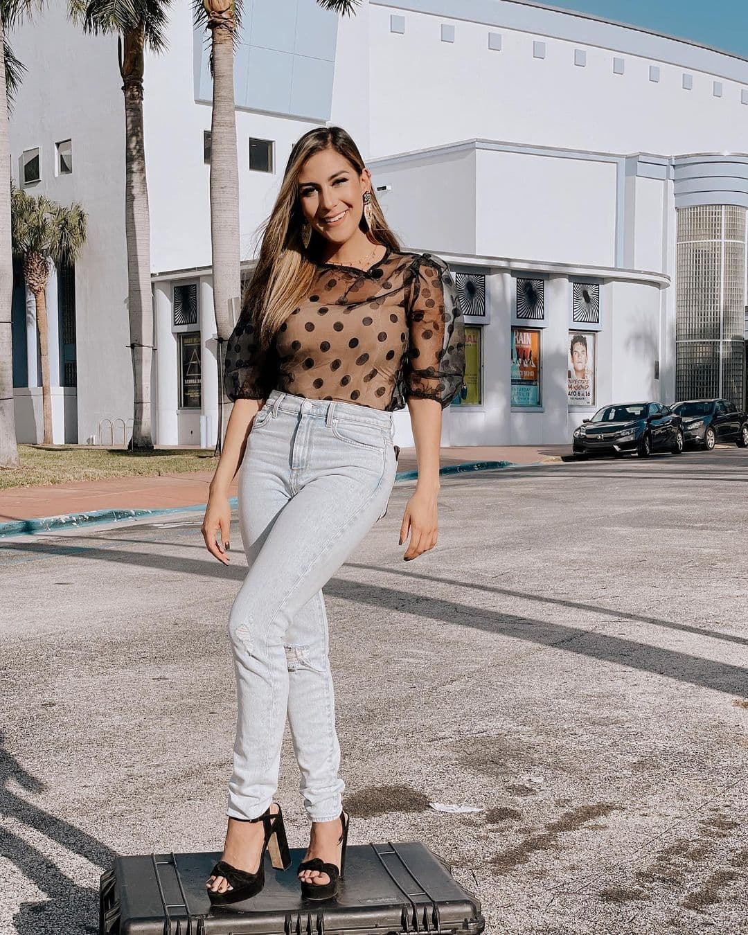 El secreto es, además de combinarlo con una blusa ligera, utilizar una zapatillas o sandalias de plataforma con las que cambiarás completamente cómo luces.