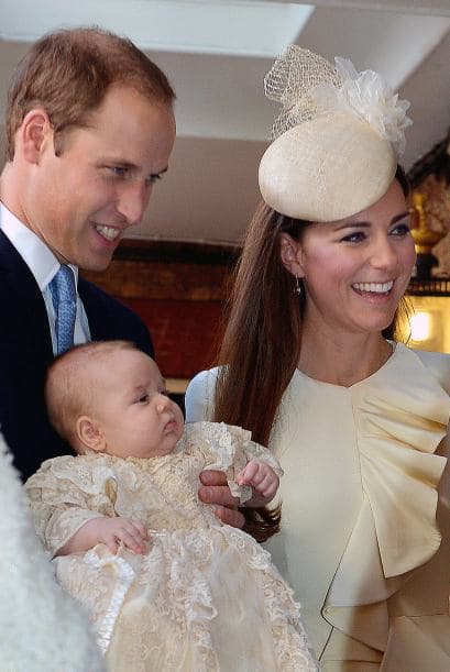 El principito George llegó con sus padres, Príncipe William y Catherine, Duquesa de Cambridge, para su bautizo en St. James's Palace este 23 de octubre de 2013. El bebe tenía un traje elaborado en satín, réplica de uno que se usó para el bautizo de la hija mayor de la Reina Victoria en 1841. Estaban presentes, entre otros, la Reina Isabel y el príncipe Felipe. El Arzobispo de Canterbury, Most Rev. Justin Welby, recibió a los visitantes a la entrada de la iglesia. El bebé tendrá siete padrinos, entre ellos Zara Tindall, hija de la princesa Ana; Oliver Baker, amigo de la universidad de William y Catherine; Emilia Jardine-Paterson, que fue a la escuela con Catherine, y William van Cutsem, amigo de la infancia de William.