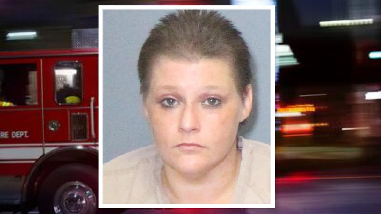 Mujer es acusada de asesinato de su hijo de 3 años, y de su amigo; ambos murieron en un incendio de una casa   