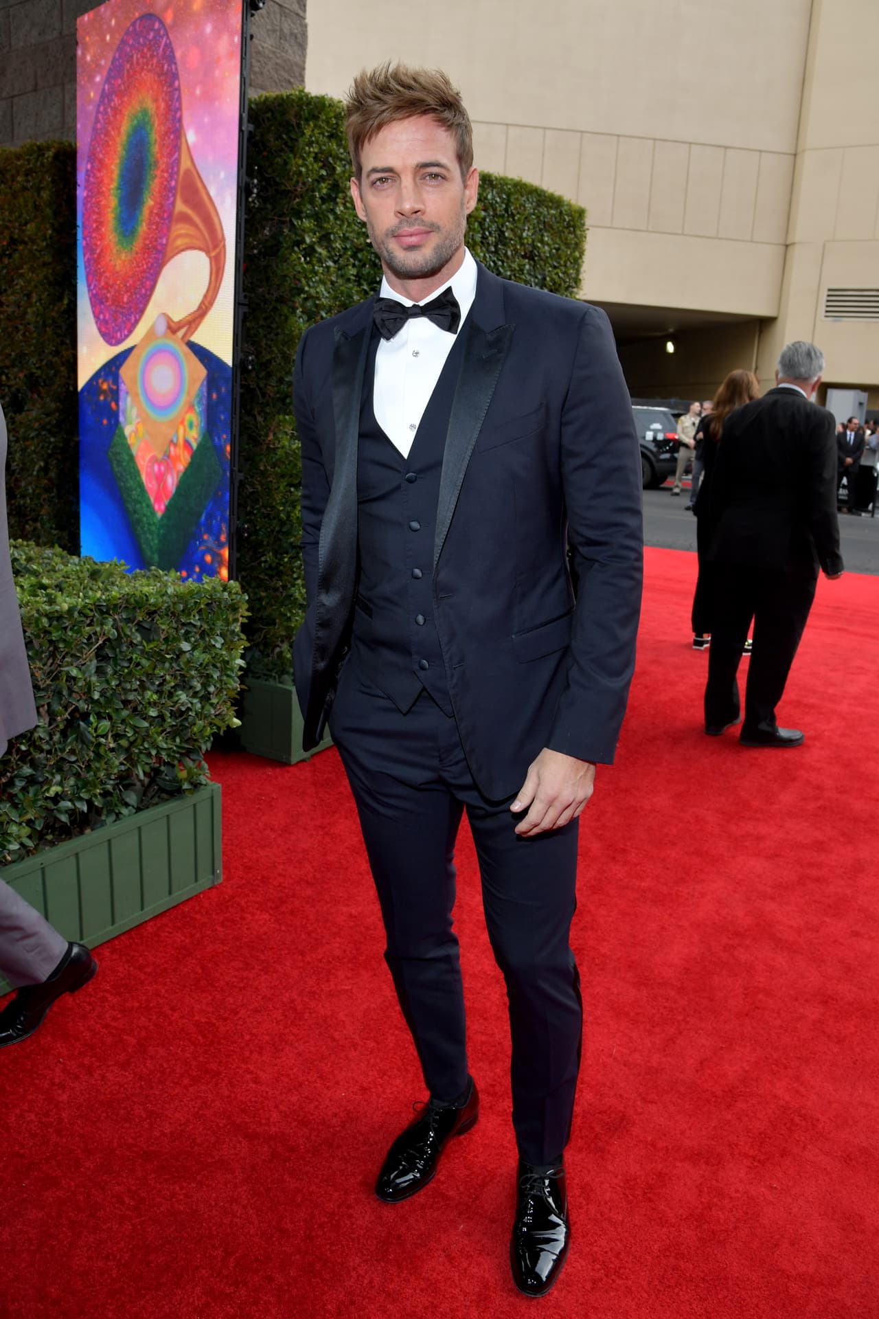 William Levy, quién será presentador de uno de los premios, llegó así vestido a la alfombra roja.